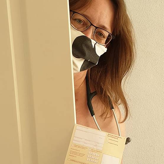 इस देश में नेकेड क्यों हो रहे हैं कोरोना का इलाज कर रहे डॉक्टर्स?