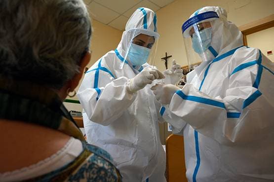 US: नर्स का दावा- वेंटिलेटर पर डालकर कोरोना मरीजों को मारा जा रहा