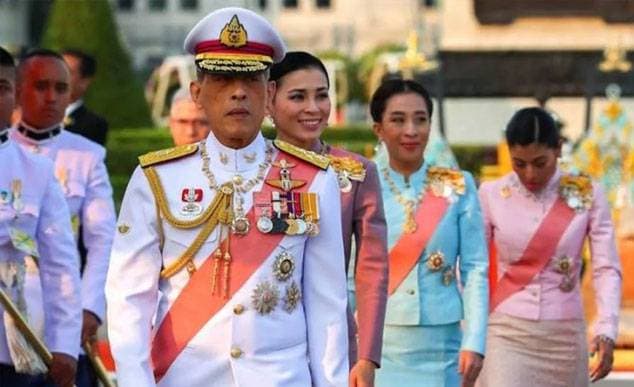 राजा ने लॉकडाउन तोड़ा, लग्जरी होटल में 20 गर्लफ्रेंड संग कर रहे ऐश