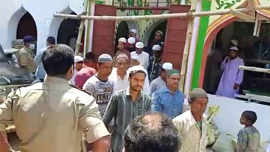 लॉकडाउन तोड़कर नमाज के लिए मस्जिद में जुटे सैकड़ों लोग