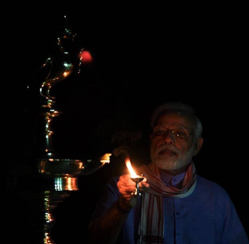 कोरोना के खिलाफ जंग को लोगों ने दिवाली में बदला, जमकर की आतिशबाजी