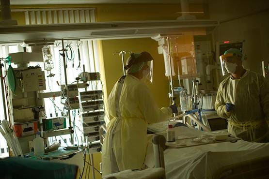 कोरोना: वेंटिलेटर पर था पति, 3 घंटे पत्नी से मुलाकात, फिर चमत्कार