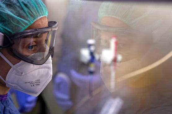 कोरोना: वेंटिलेटर पर था पति, 3 घंटे पत्नी से मुलाकात, फिर चमत्कार