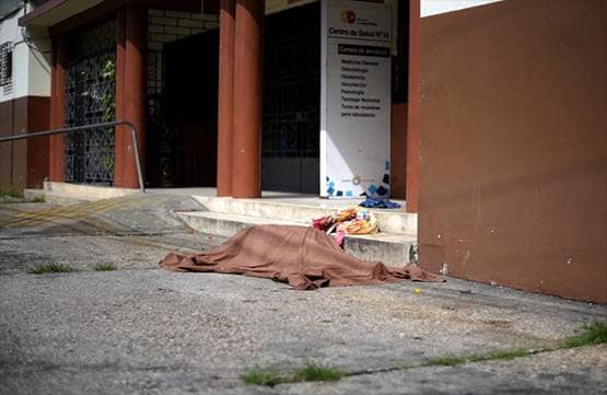 कोरोना वायरस से इस देश का बुरा हाल, सड़कों पर सड़ रहे हैं शव