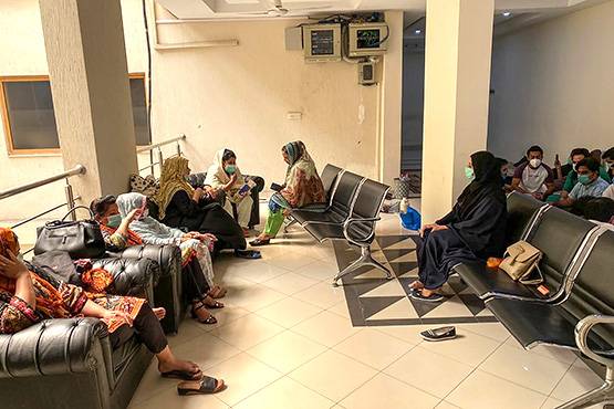 PAK में भूख हड़ताल पर डॉक्टर, बोले- हमें नहीं बचाया तो पूरी आबादी को खतरा