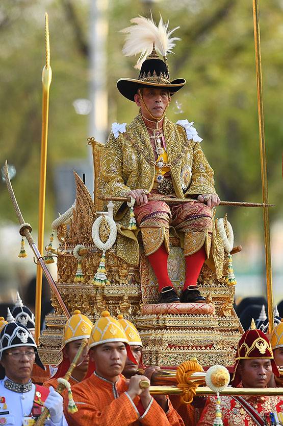 राजा ने लॉकडाउन तोड़ा, लग्जरी होटल में 20 गर्लफ्रेंड संग कर रहे ऐश