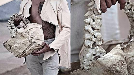 अमीर डिजाइनर ने इंसान की हड्डी से बनाया 4 लाख का हैंडबैग, लोग भड़के