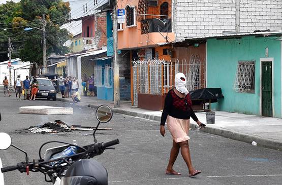 कोरोना वायरस से इस देश का बुरा हाल, सड़कों पर सड़ रहे हैं शव