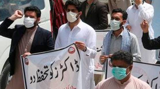 कोरोना के खिलाफ लड़ाई में PAK ने डॉक्टर्स को ही कर लिया गिरफ्तार