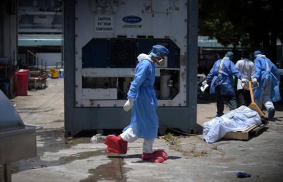 कोरोना वायरस से इस देश का बुरा हाल, सड़कों पर सड़ रहे हैं शव