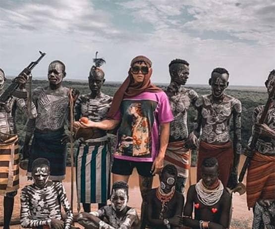 अमीर डिजाइनर ने इंसान की हड्डी से बनाया 4 लाख का हैंडबैग, लोग भड़के