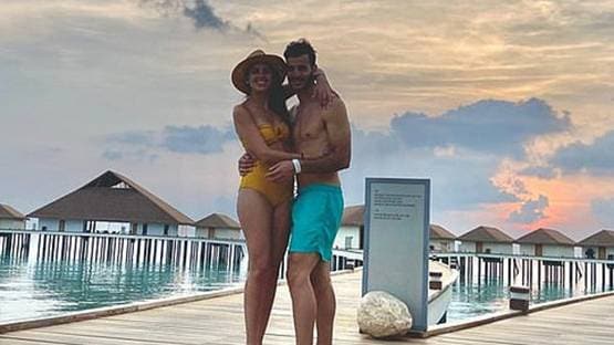 कोरोना के चलते खत्म नहीं हो पा रहा आलीशान रिजॉर्ट में इस कपल का हनीमून