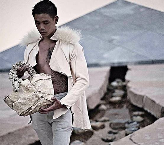 अमीर डिजाइनर ने इंसान की हड्डी से बनाया 4 लाख का हैंडबैग, लोग भड़के