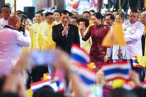 राजा ने लॉकडाउन तोड़ा, लग्जरी होटल में 20 गर्लफ्रेंड संग कर रहे ऐश