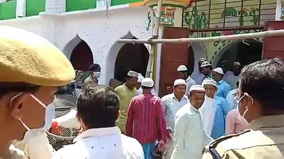 लॉकडाउन तोड़कर नमाज के लिए मस्जिद में जुटे सैकड़ों लोग