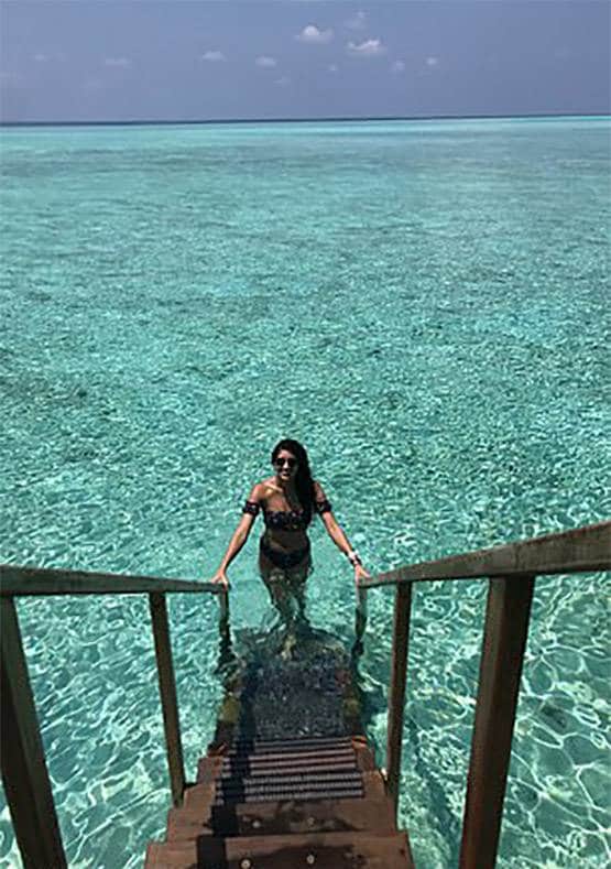 कोरोना के चलते खत्म नहीं हो पा रहा आलीशान रिजॉर्ट में इस कपल का हनीमून