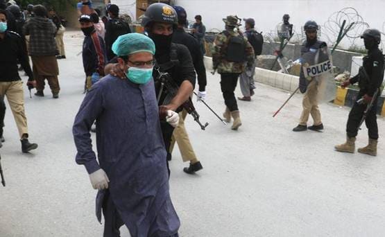 कोरोना के खिलाफ लड़ाई में PAK ने डॉक्टर्स को ही कर लिया गिरफ्तार