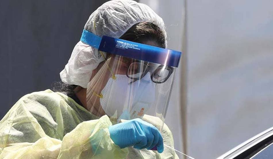 कोरोना मरीजों का इलाज कर रहे डॉक्टरों के लिए IIT ने बनाया प्रोटेक्टिव स्प्रे