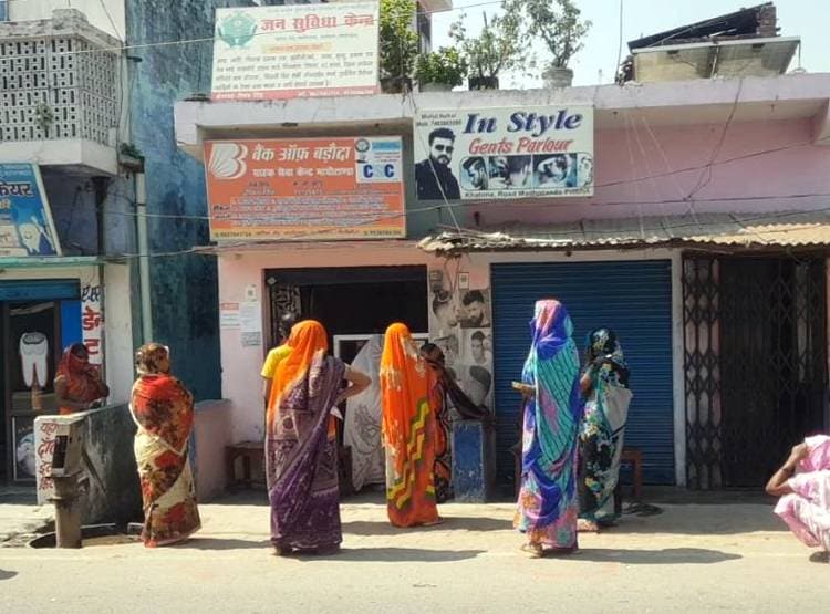 लॉकडाउन का मजाक, लोगों ने चप्पलों को घेरे में रखा, खुद करने लगे बातें