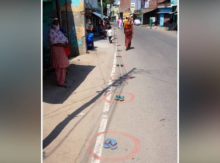 लॉकडाउन का मजाक, लोगों ने चप्पलों को घेरे में रखा, खुद करने लगे बातें