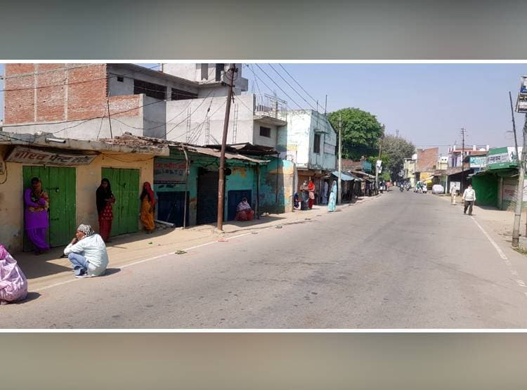 लॉकडाउन का मजाक, लोगों ने चप्पलों को घेरे में रखा, खुद करने लगे बातें