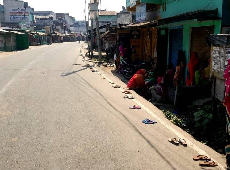 लॉकडाउन का मजाक, लोगों ने चप्पलों को घेरे में रखा, खुद करने लगे बातें