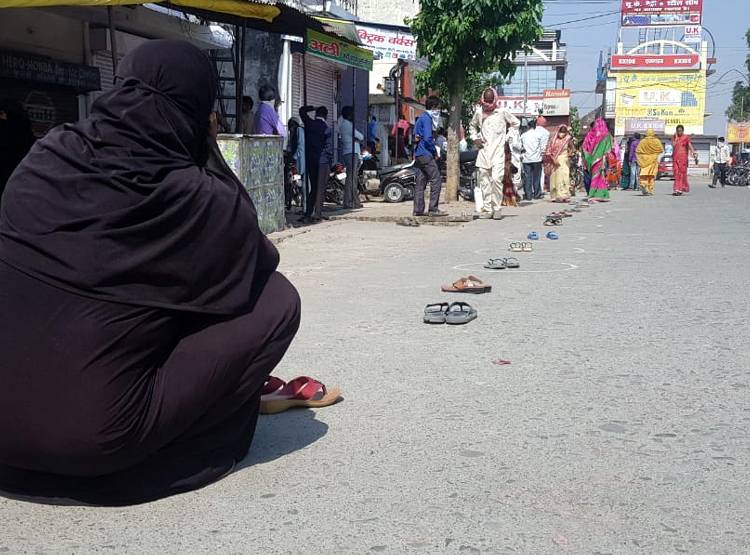 लॉकडाउन का मजाक, लोगों ने चप्पलों को घेरे में रखा, खुद करने लगे बातें