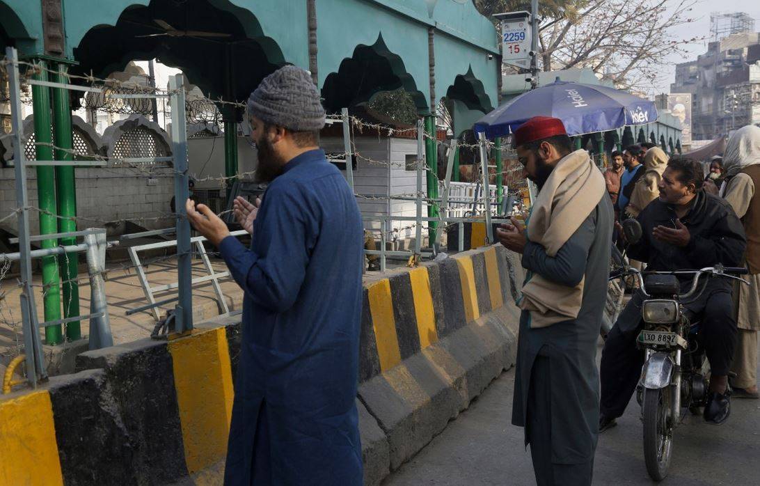 कोरोना की त्रासदी के बीच PAK पर टूटा मुसीबत का एक और पहाड़