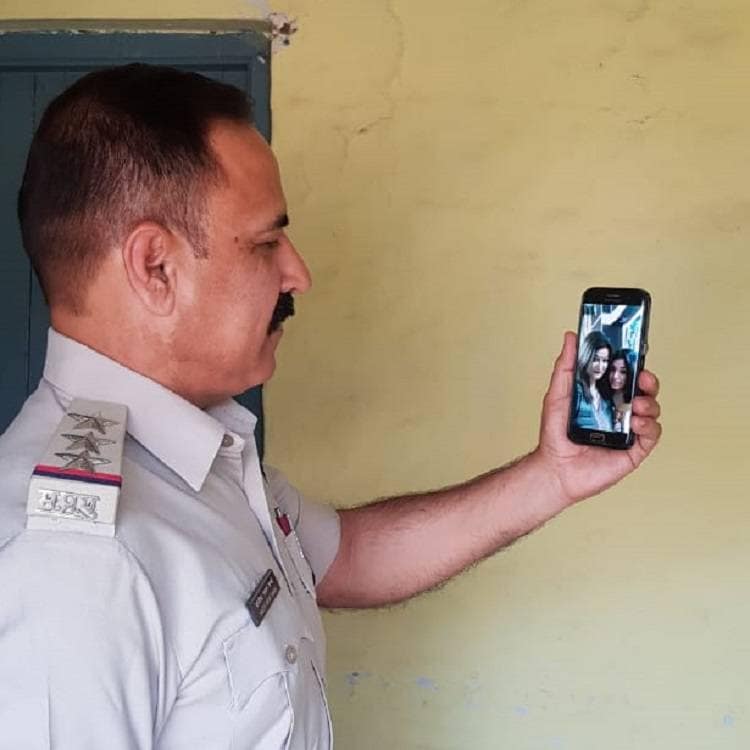 कोरोना: पुलिस की नौकरी, परिवार से दूरी...वीडियो कॉल कर देती भावुक!