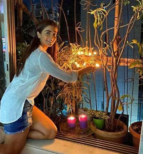 कोरोना के खिलाफ जंग: ऐश्वर्या ने जलाया दीया, अमिताभ ने जलाई टॉर्च