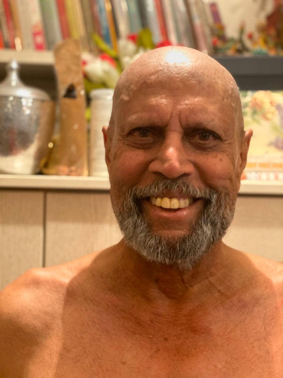 काले सूट और चश्मे में दिखा कपिल देव का अंदाज, गंजे लुक से चौंक गए फैंस