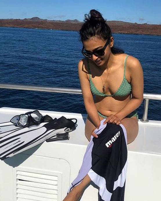 लॉकडाउन में पूरा देश, समंदर के बीच स्कूबा डाइविंग कर रहीं राधिका आप्टे