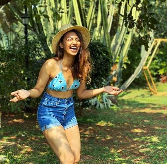 लॉकडाउन में पूरा देश, समंदर के बीच स्कूबा डाइविंग कर रहीं राधिका आप्टे