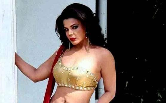 पिंक कलर की बिकिनी में राखी ने फ्लॉन्ट किया टैटू, दिखा ग्लैमरस लुक