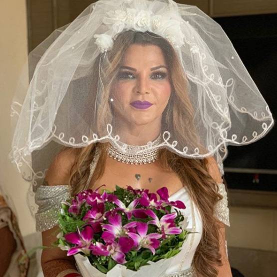 राखी के हाथों में पति का हाथ, शादी की इनसाइड फोटोज में भी नहीं दिखाया चेहरा