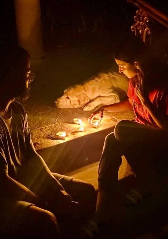 दीपि‍का-अनुष्का ने पतियों संग जलाया दीया, मांगी कोरोना दूर भगाने की दुआ