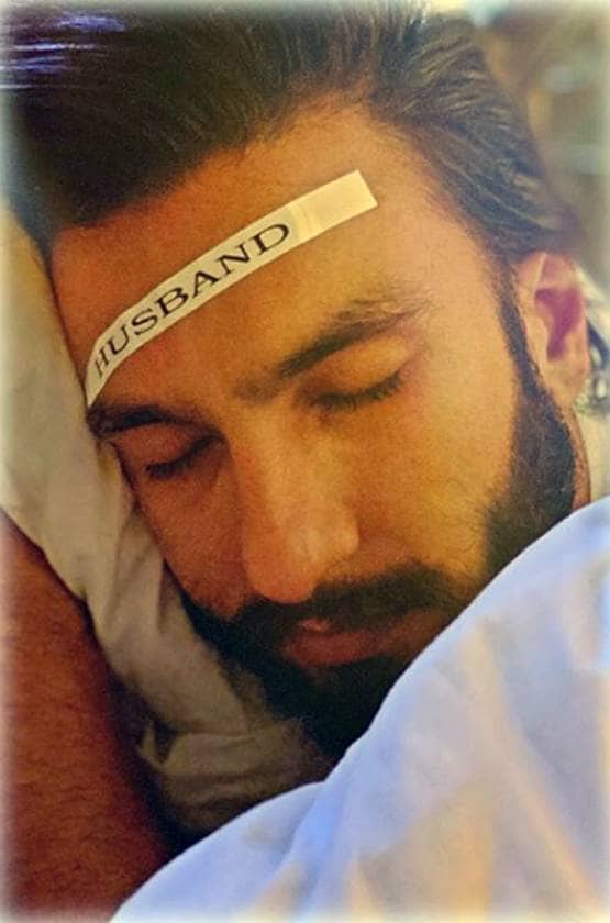 दीपि‍का-अनुष्का ने पतियों संग जलाया दीया, मांगी कोरोना दूर भगाने की दुआ