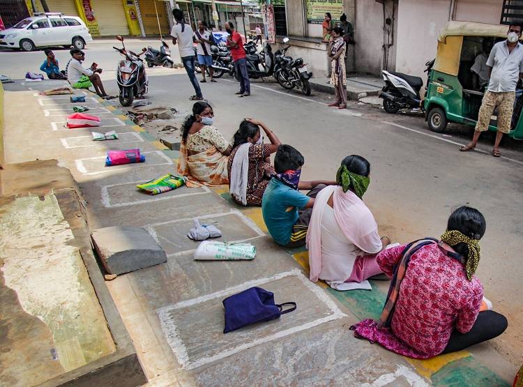 लॉकडाउन के बीच राज्यों तक पहुंचा राशन, 80 करोड़ लोगों को फ्री अनाज