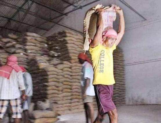 लॉकडाउन के बीच राज्यों तक पहुंचा राशन, 80 करोड़ लोगों को फ्री अनाज