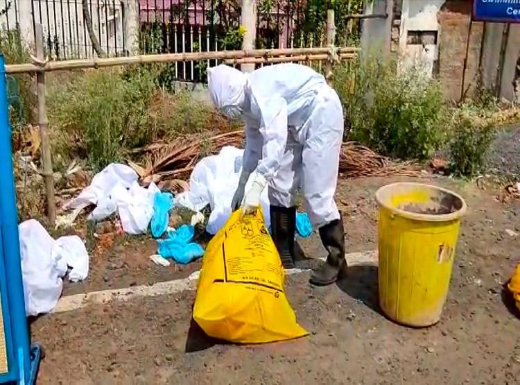 सड़क पर छोड़ दिए PPE किट, कई लोगों में दिखे कोरोना के लक्षण