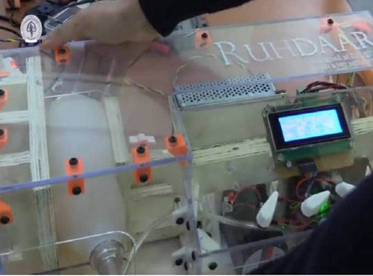 कोरोना: कश्मीरी छात्रों ने किया कमाल, बनाया बेहद सस्ता वेंटिलेटर