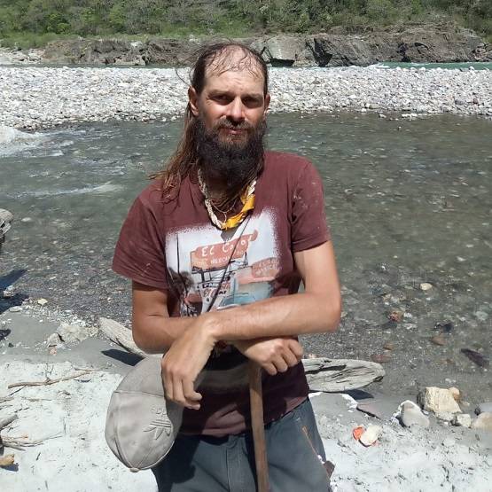 लॉकडाउन में जेब हुई खाली, लक्ष्मण झूले के पास गुफा में फंसे विदेशी