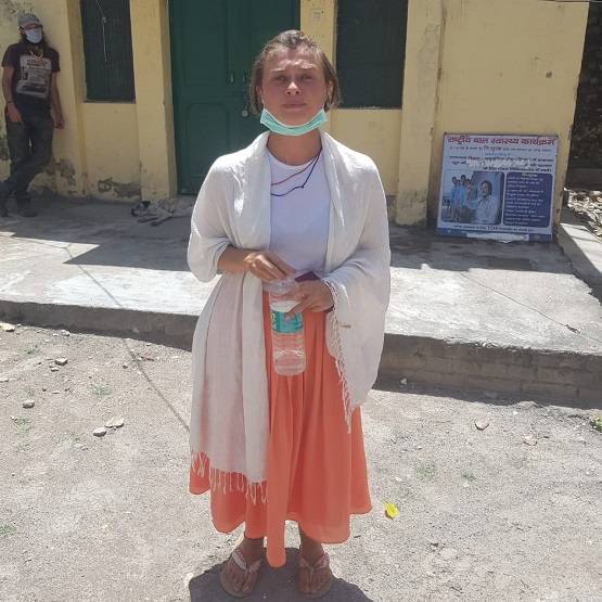 लॉकडाउन में जेब हुई खाली, लक्ष्मण झूले के पास गुफा में फंसे विदेशी