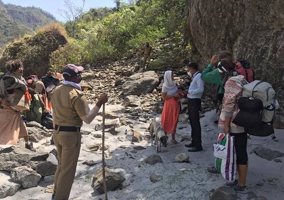 लॉकडाउन में जेब हुई खाली, लक्ष्मण झूले के पास गुफा में फंसे विदेशी