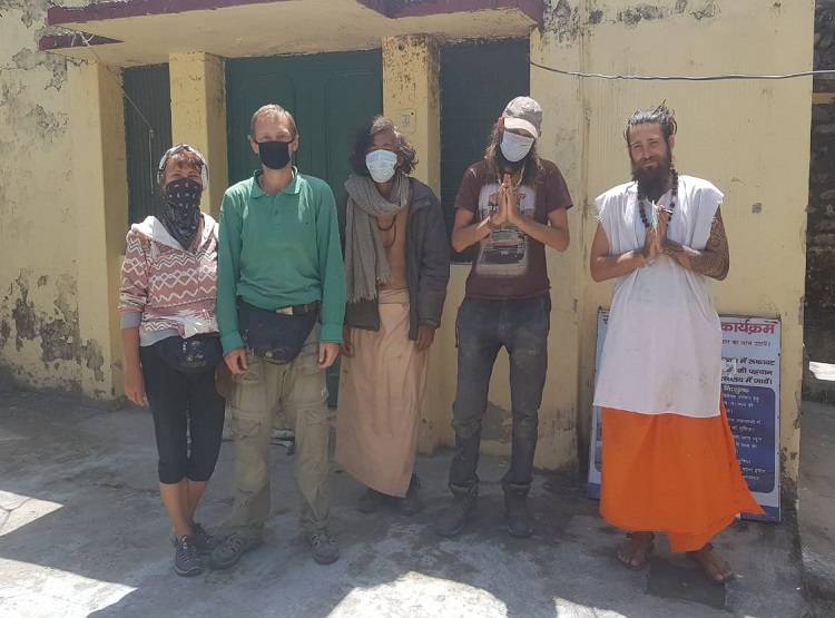 लॉकडाउन में जेब हुई खाली, लक्ष्मण झूले के पास गुफा में फंसे विदेशी