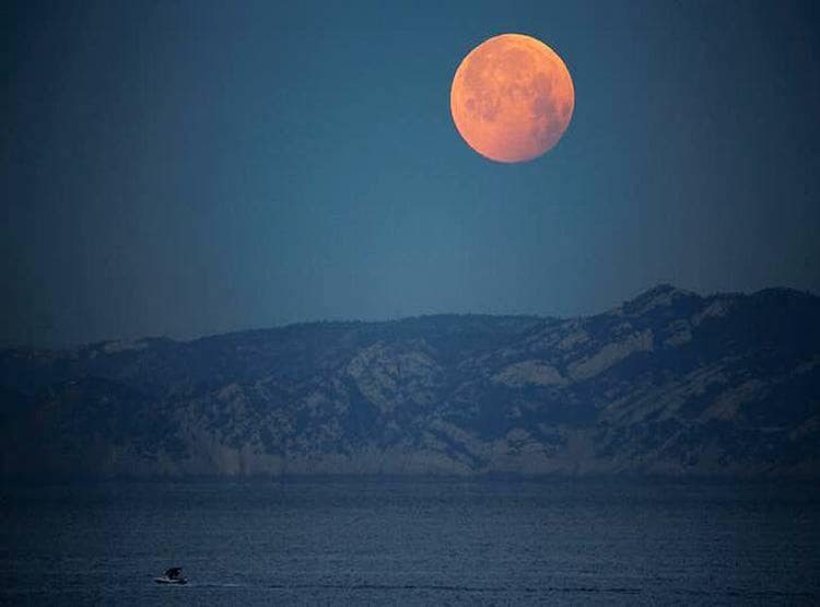 कल दिखेगा सबसे बड़ा चांद, आप भी देखिए पर सोशल डिस्टेंसिंग के साथ