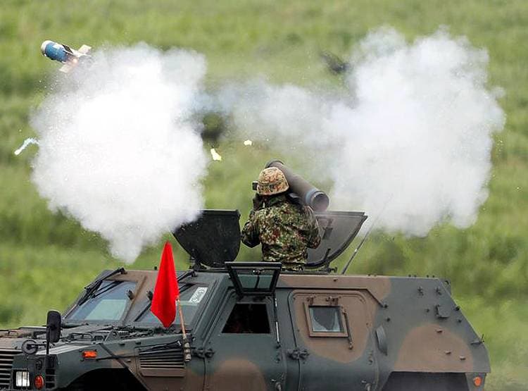 कोरोना के बीच चीनी नौसेना ने दागी मिसाइलें, टेंशन में आए पड़ोसी देश