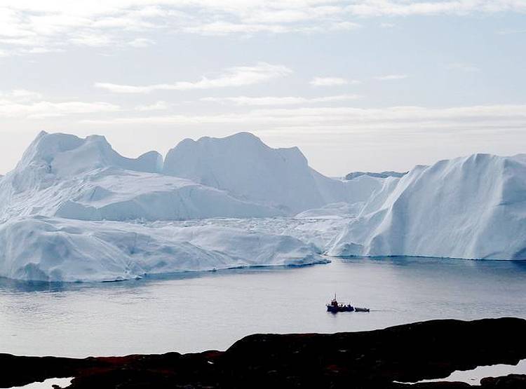 टूट रहा है दुनिया का दूसरा सबसे बड़ा बर्फ का पहाड़, तैर रहा समुद्र में खतरा
