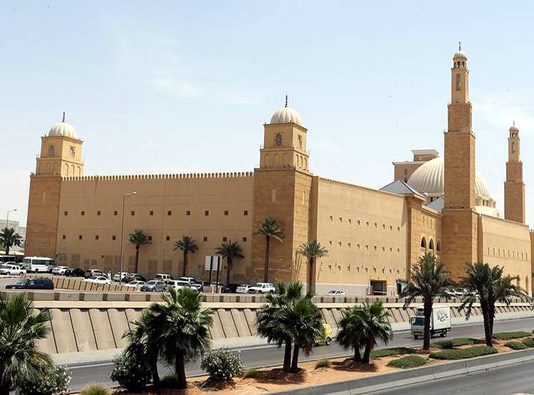 कोरोना से डरा सऊदी अरब, कहा-हमारे यहां 2 लाख के बीमार होने की आशंका