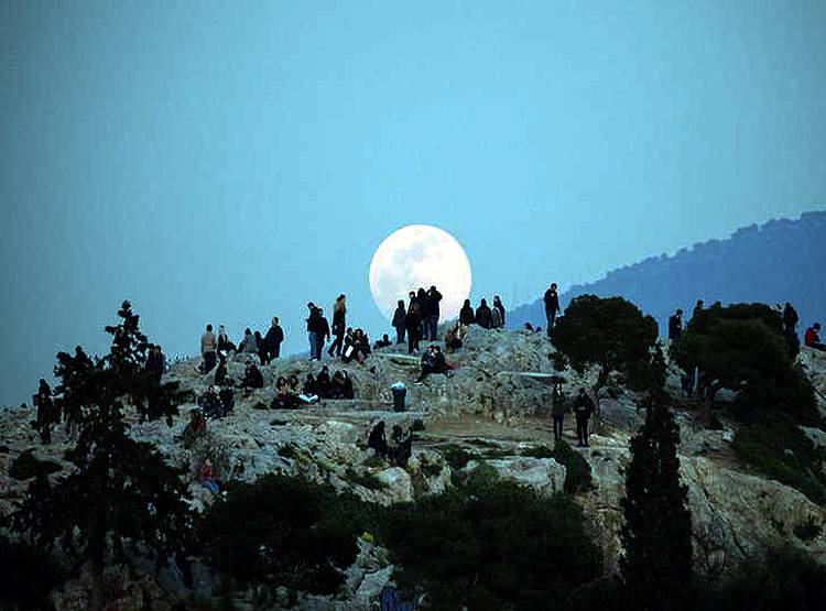 कल दिखेगा सबसे बड़ा चांद, आप भी देखिए पर सोशल डिस्टेंसिंग के साथ